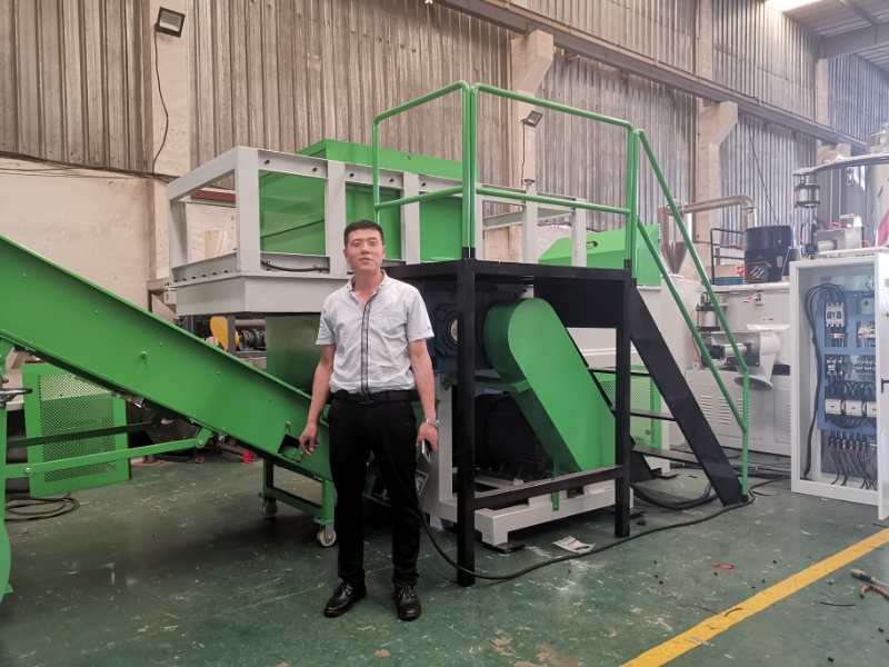 1000型單軸撕碎機(jī)破碎機(jī)-PE管材機(jī)頭料撕碎分機(jī)-佳諾機(jī)優(yōu)質(zhì)供應(yīng)