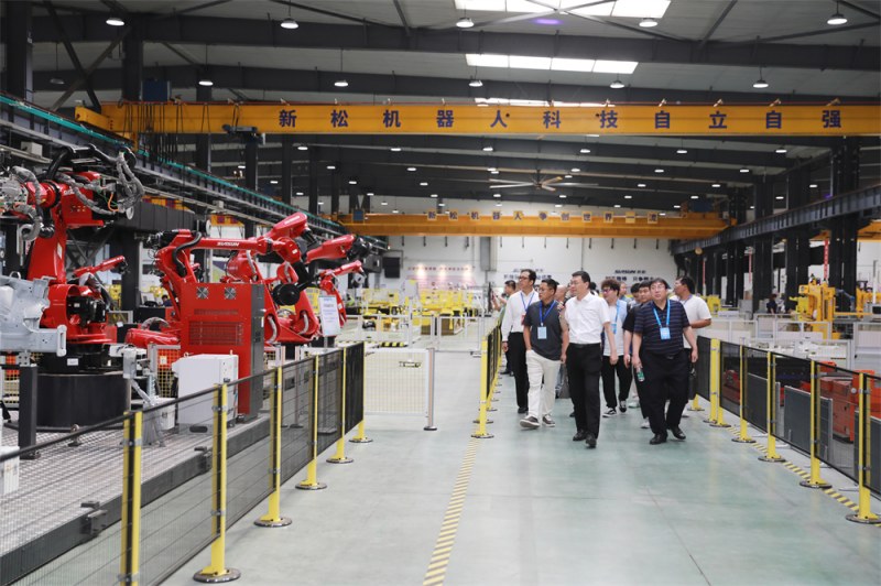 10.工業機器人系統集成應用論壇參會嘉賓在新松公司參觀交流 (8)_副本.jpg