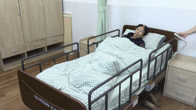 新松多功能電動(dòng)護(hù)理床搭配智能生體特征監(jiān)測儀.gif