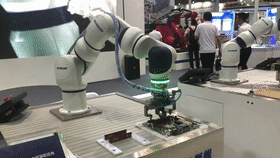 協作機器人夾取內存條，通過力控技術以恒定的力插入PCB主板的內存槽中.gif