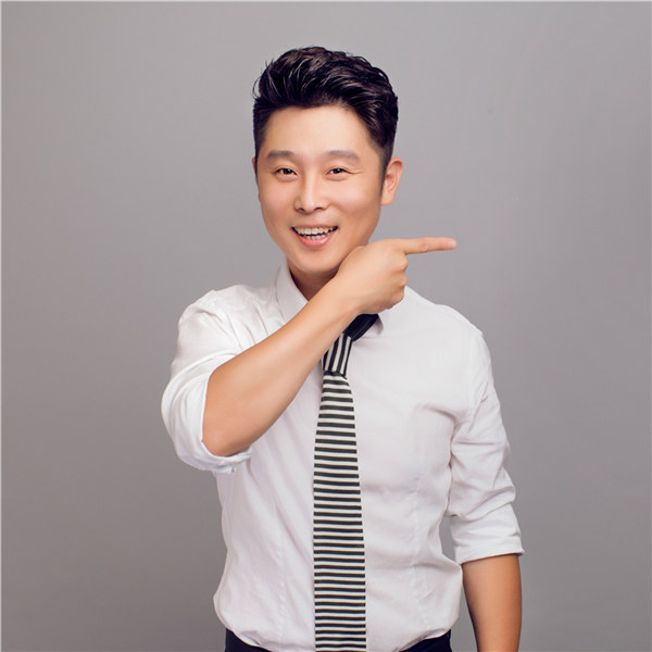 遼沈地區(qū)知名主持人、新松公司首席產(chǎn)品發(fā)布官關(guān)鍵 遼沈地區(qū)知名主持人、新松公司首席產(chǎn)品發(fā)布官關(guān)鍵