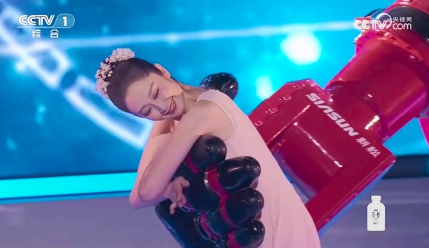 再破圈！央視端午晚會新松大負載機器人&ldquo;執(zhí)手&rdquo;專業(yè)舞者柔美共舞，人機&ldquo;無間&rdquo;交互演繹未來美學