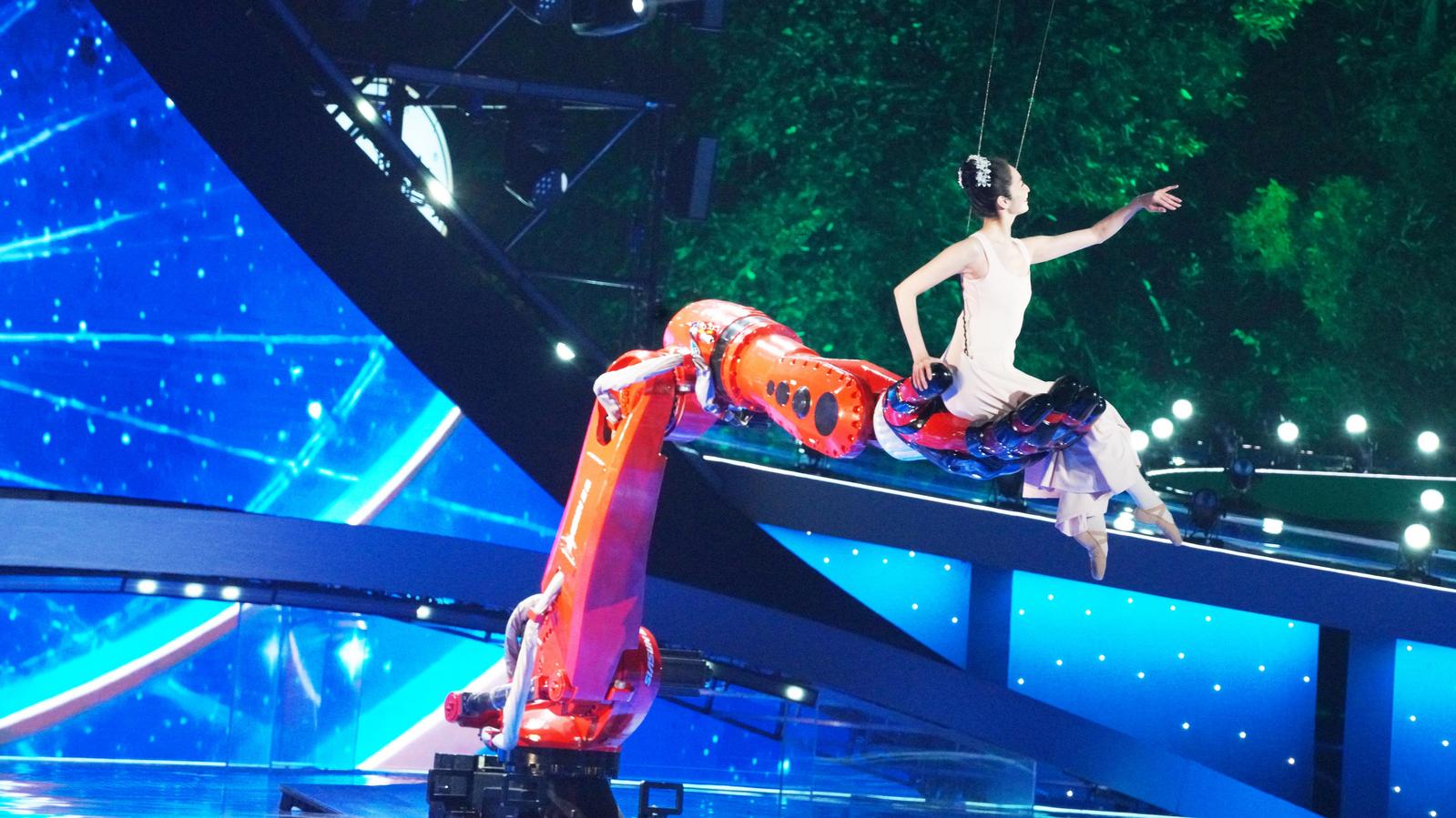 沈陽發布&mdash;&mdash;新松機器人端午再&ldquo;破圈&rdquo;，人機共舞詮釋&ldquo;奮楫家國&rdquo;的科技力量