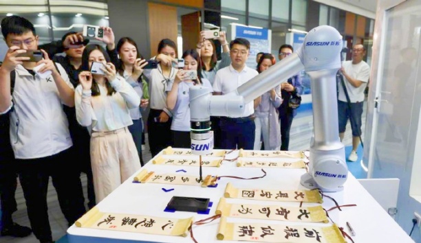 中國日報網(wǎng)&mdash;&mdash;遼寧沈陽：新松智能機器人&ldquo;書法家&rdquo;秀才藝